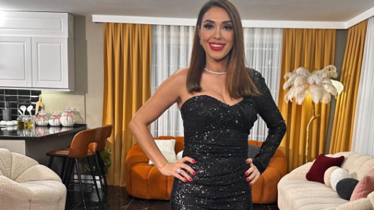 Zuhal Topal, Süper Mini Elbisesiyle Poz Verdi! "Her Geçen Gün Gençleşiyor