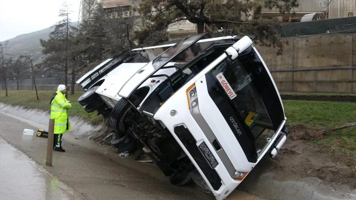 Isparta-Burdur Yolu'nda Askeri Araç Devrildi: 11 Kişi Yaralandı