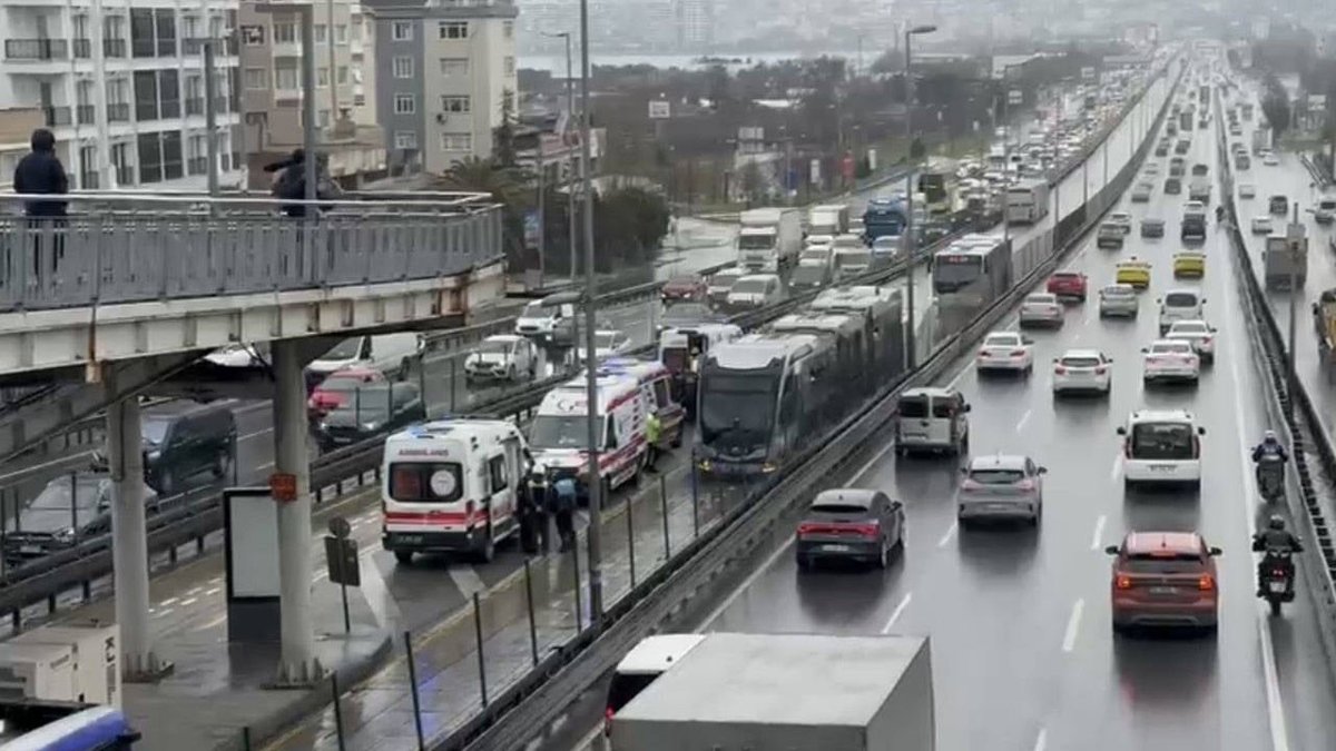 Avcılar'da İki Metrobüs Çarpıştı: Beş Kişi Yaralandı