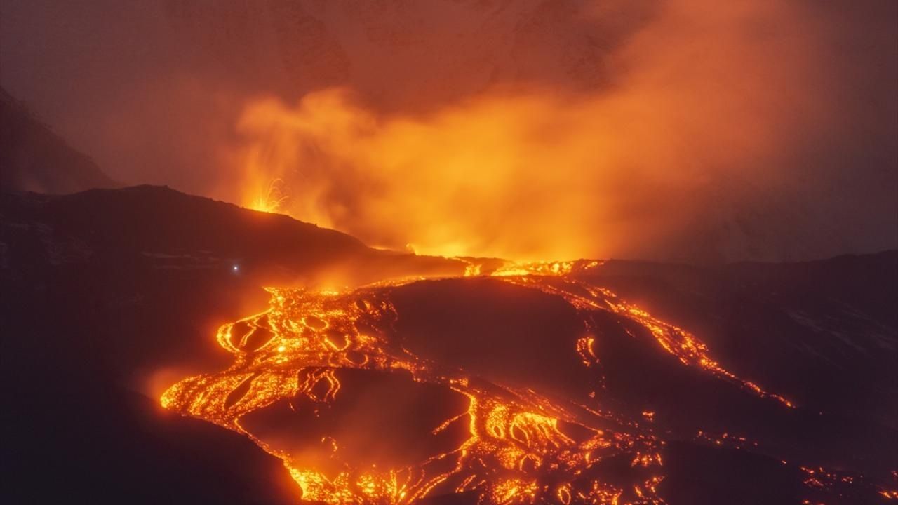Etna Yanardağı Külleri Uçuşları Vurdu Katanya Havalimanı Kapandı