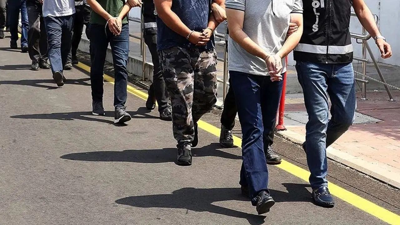 İzmir’de FETÖ Operasyonunda 21 Şüpheli Gözaltına Alındı