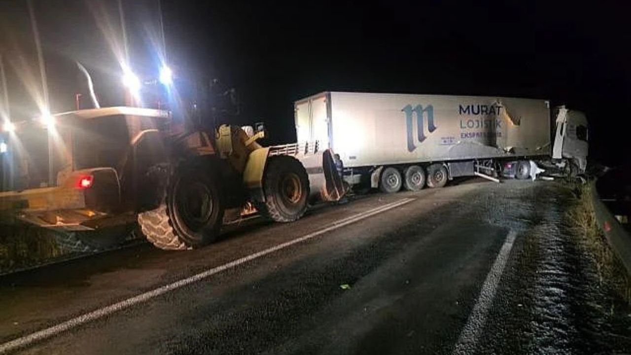 Van-Hakkari yolunda tır paniği: Trafik uzun süre durdu