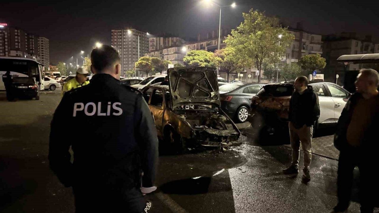 Kayseri’de Alev Alan Otomobil 3 Araca Zarar Verdi: Sürücü Yaralı