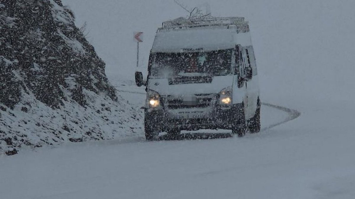 Bitlis ve Van Arasında Yoğun Kar Yağışı, Sürücülere Zor Anlar Yaşattı