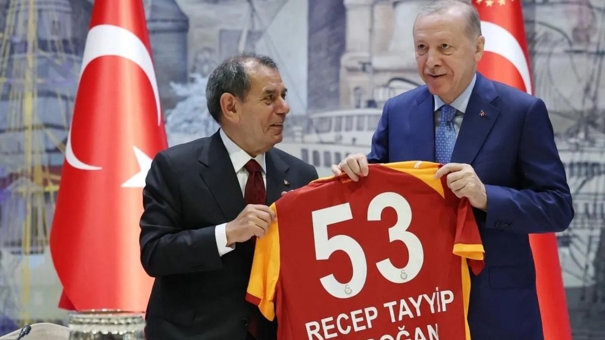 Başkan Erdoğan, Süper Lig Şampiyonu Galatasaray’ı Kabul Etti: Kupa ve 53 Numara Formayla Fotoğraf