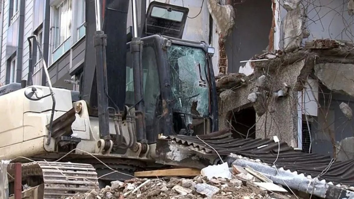 Yıkım Anında Düşen Parçalar Kepçeye Çarptı: Operatör Yaralandı