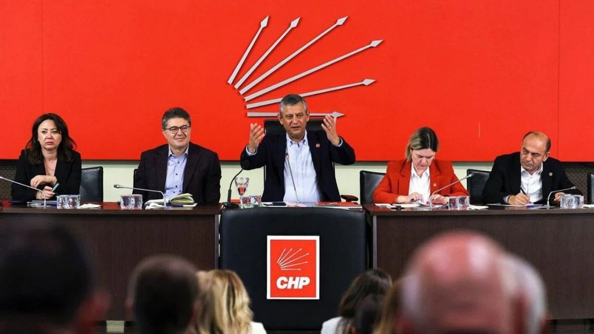 CHP’de Olağanüstü Kurultay Hareketliliği: Özgür Özel Cephesinden Yeni İmza Planı